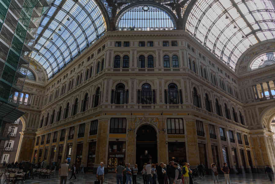 127 - Italia - Nápoles - galeria Príncipe Umberto I.jpg